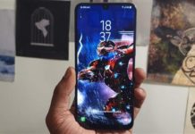 Samsung Galaxy M30 předává recenzi